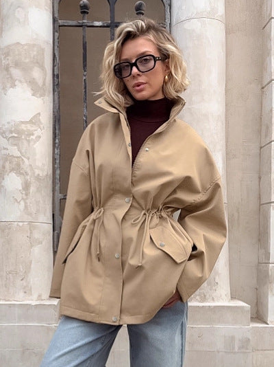 Dames Korte Trenchcoat | Tailleband & Hoge Kraag